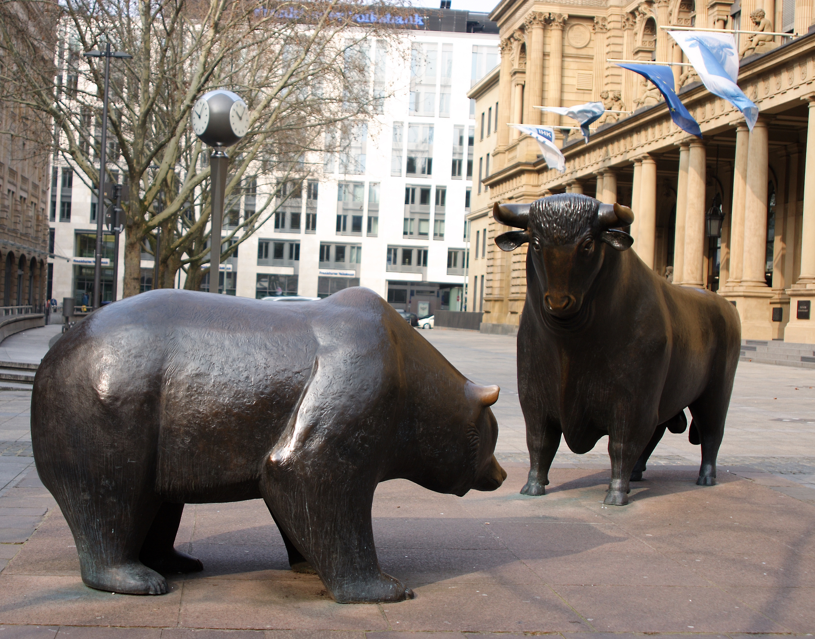 Bull and bear in front of the Frankfurt Stock Exchange